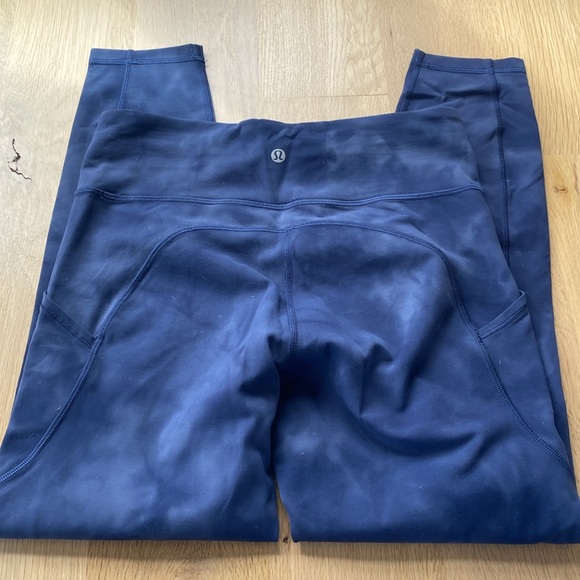 Lululemon Navy tie dye leggings. 8 - Picture 4 of 5